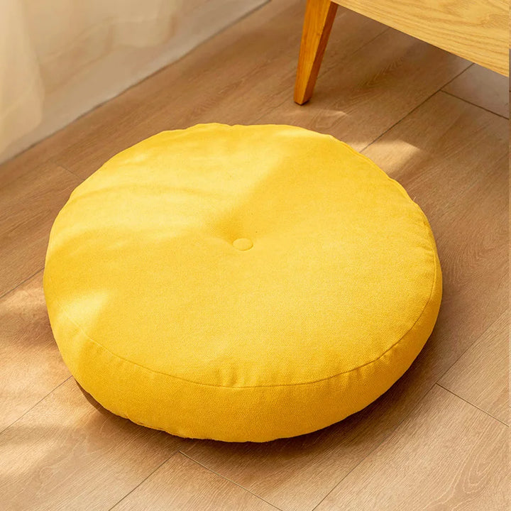 Stilvolles ZenCushion Dekokissen, rund, aus hochwertigem Polyester als modernes Wohnaccessoire.