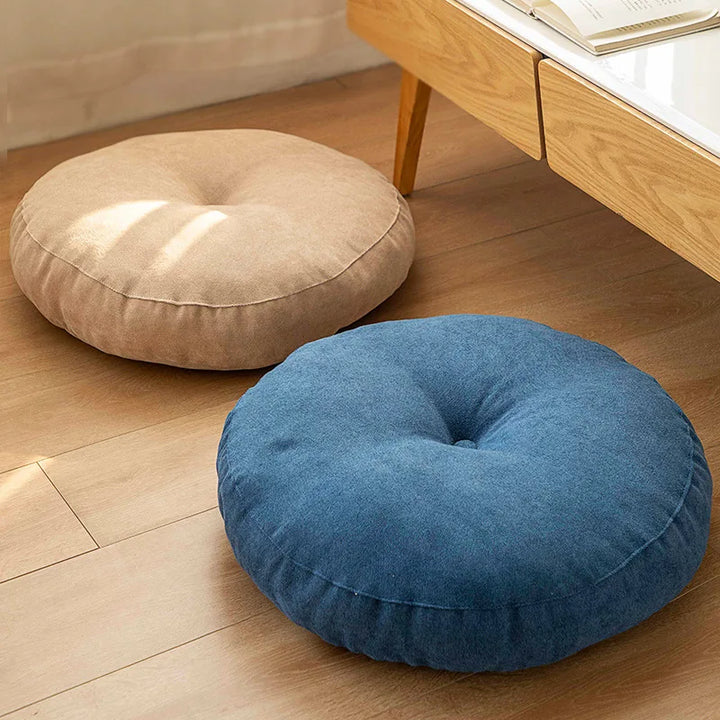 Ansicht des runden ZenCushion Bodenkissens in ruhiger Umgebung, bereit für entspannende Yogastunden.