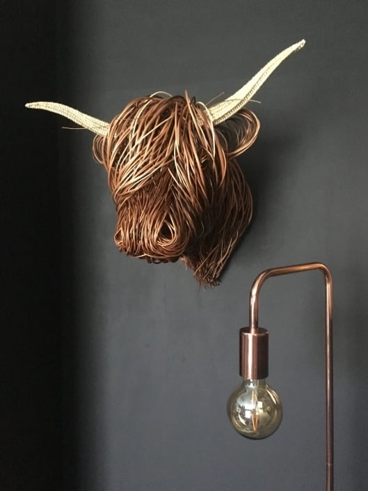 Rustikale Kuh-Wandskulptur Bowie, handgefertigt, ideal für Landhausstil-Deko im Wohnzimmer.