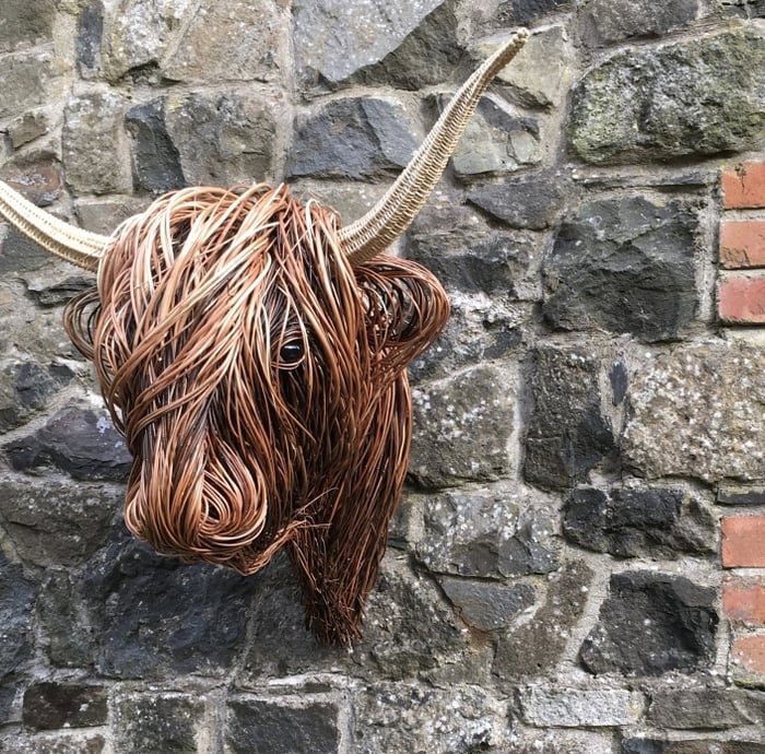 Handgefertigte Kuh-Wandskulptur aus Naturmaterialien, rustikales Unikat als Blickfang für Ihre Wand.