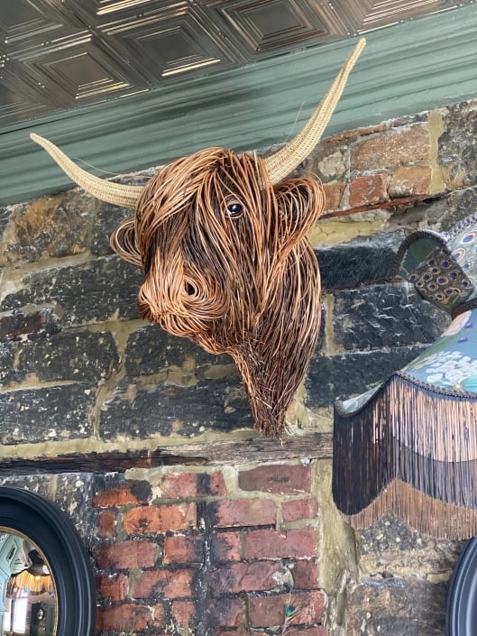 Dekorative Kuh-Wandskulptur für rustikalen Charme im Wohnzimmer, ein Statement-Kunstwerk im Landhausstil.