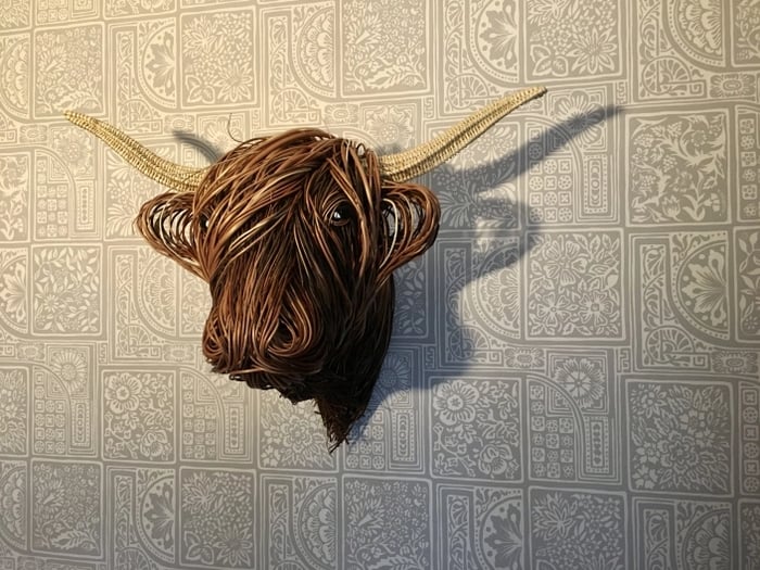 Künstlerische Kuh-Wandskulptur, handgefertigtes Unikat mit Natur-Charme, perfekt als Wanddeko im Landhausstil.