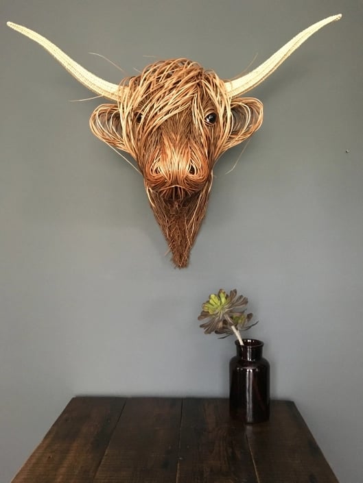 Rustikale Kuh-Wandskulptur Bowie, handgemachte Wanddeko im Landhausstil für Wohnzimmer und Flur.