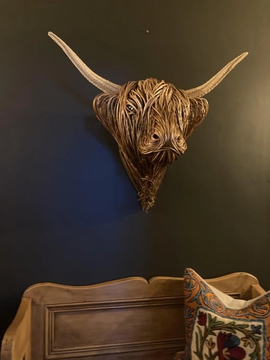 Statement-Kuh-Wandskulptur, rustikal und handgefertigt, bringt Natur-Kunstwerk-Feeling in Ihr Zuhause.