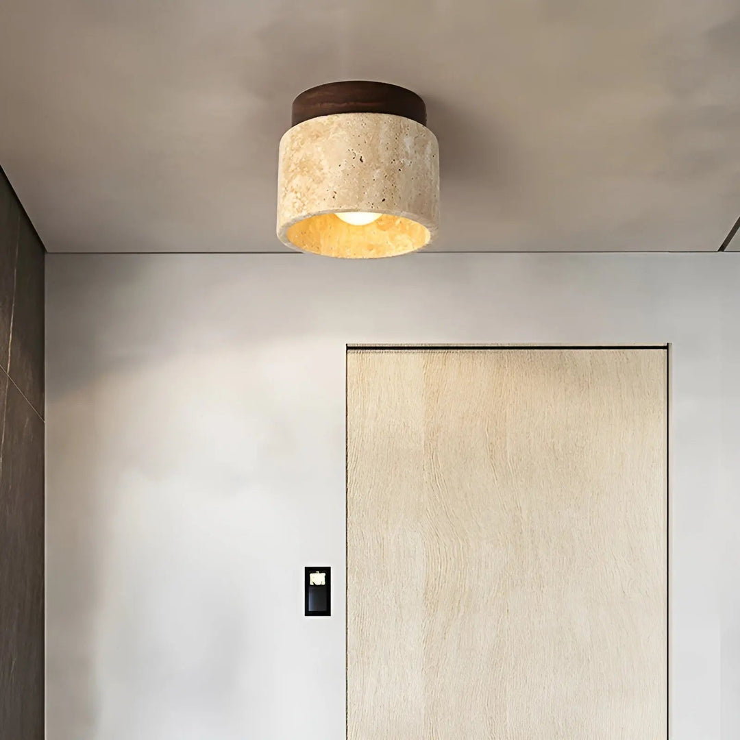 Rustikale Travertin-Deckenleuchte, Downlight für warme Innenbeleuchtung, aus Naturmaterialien Holz und Stein.