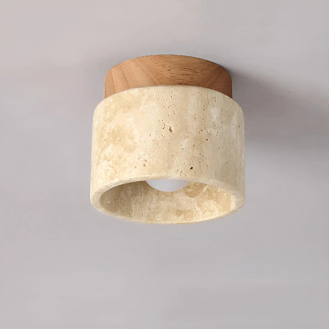 Warme Deckenbeleuchtung mit rustikaler Travertinlampe, Downlight für ein einladendes Wohnzimmer-Ambiente.