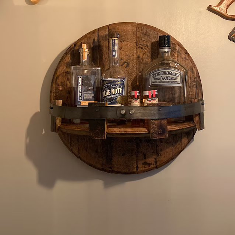 Rustikales Whiskey Fassregal aus Eichenholz zur Wandmontage. Perfekt für die Hausbar.