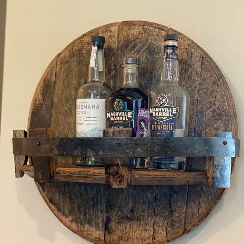 Edles Eichenholz Whiskeyregal im rustikalen Fass-Look. Ideal als Wohndekoration & Geschenkidee für Genießer.