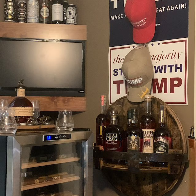 Wandmontiertes Holzregal für Whiskey. Handgefertigtes Fassregal aus Eichenholz, perfekt für die Hausbar.