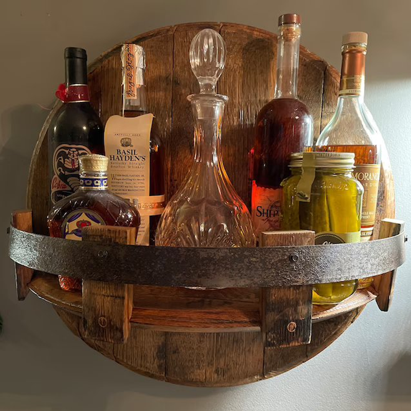 Rustikales Whiskey Fassregal aus Eichenholz. Dekoratives Wandregal mit Flaschenhalter für die Hausbar.