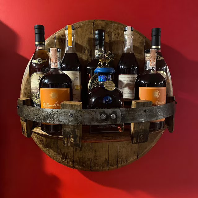 Einzigartiges Eichenholz Spirituosenregal. Wandmontiertes Fassregal für Whiskeyflaschen und Gläser.
