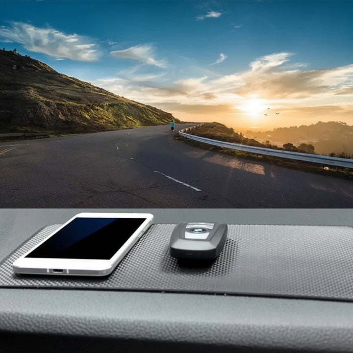 Schwarze Antirutschmatte auf Armaturenbrett hält Smartphone & Schlüssel sicher während der Fahrt. Auto Organizer.