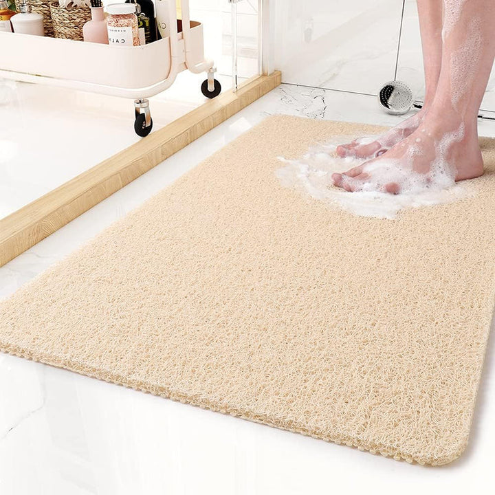 Detailaufnahme: Rutschfeste Duschmatte mit Drainagelöchern & Oberflächenstruktur für sicheren Stand und Hygiene.