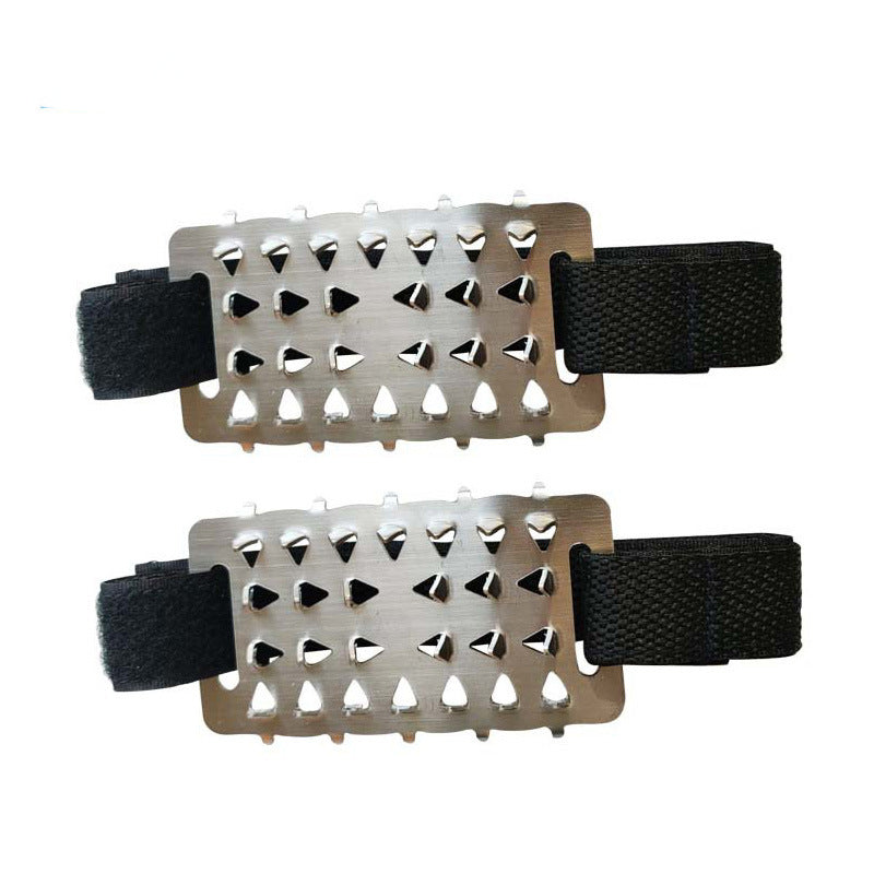 Robuste Eiskrallen mit 10 Spikes für sicheren Grip auf verschneiten Outdoor-Wegen.
