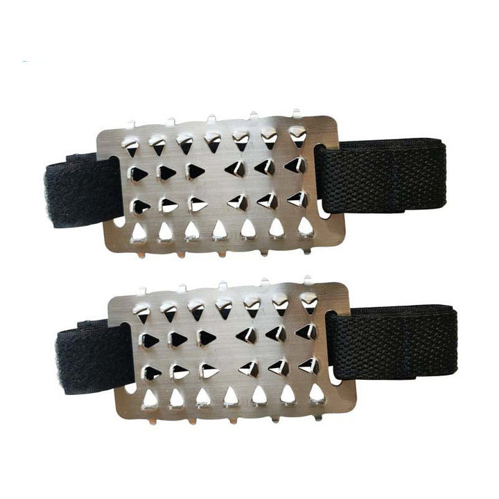 Robuste Eiskrallen mit 10 Spikes für sicheren Grip auf verschneiten Outdoor-Wegen.