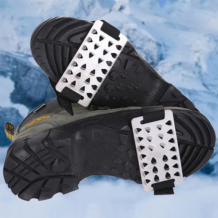 Schuhspikes im Einsatz: Bieten hervorragenden Grip und sicheren Halt auf vereisten Wegen.