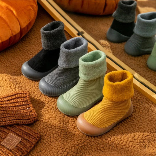 Rutschfeste Sockenschuhe für Kleinkinder, warm und sicher, ideal für erste Schritte und zum Spielen zu Hause.