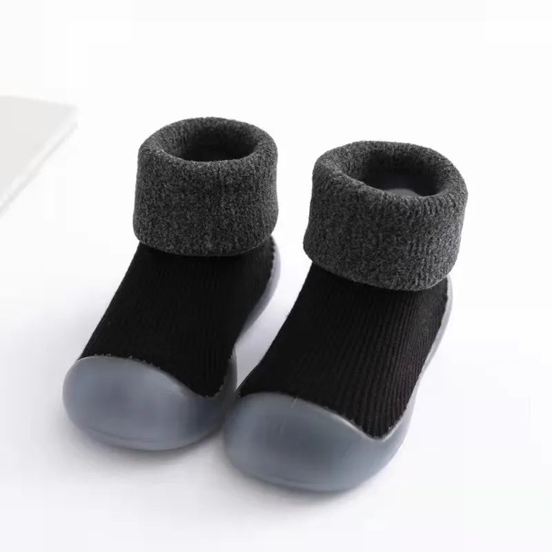 Ergonomische rutschfeste Sockenschuhe für Kleinkinder, unterstützen natürliche Fußbewegung beim Laufen.