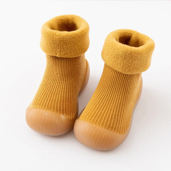 Leicht anzuziehende Kleinkind Sockenschuhe, rutschfest und wärmend, für aktive Babys und Kleinkinder.