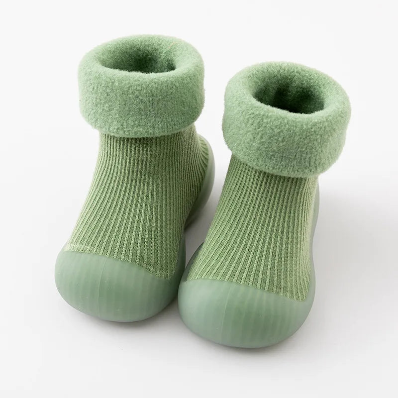 Von oben gesehen: Kuschelige Krabbelschuhe mit rutschfester Sohle, die optimalen Halt für erste Schritte bieten.