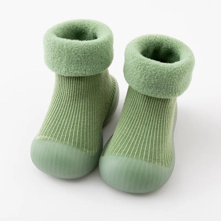 Von oben gesehen: Kuschelige Krabbelschuhe mit rutschfester Sohle, die optimalen Halt für erste Schritte bieten.