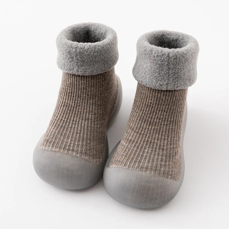 Vielseitige rutschfeste Sockenschuhe für Kleinkinder, ideal als Lauflernschuhe oder gemütliche Hausschuhe.