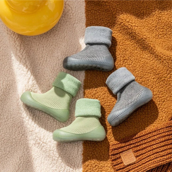 Sichere, rutschfeste Babyschuhe für Krabbelkinder und erste Schritte; warme Sockenschuhe für drinnen.