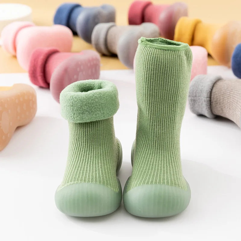 Warme Kleinkind Sockenschuhe mit rutschfester Sohle, perfekt für kalte Böden, Krabbeln und Laufen.