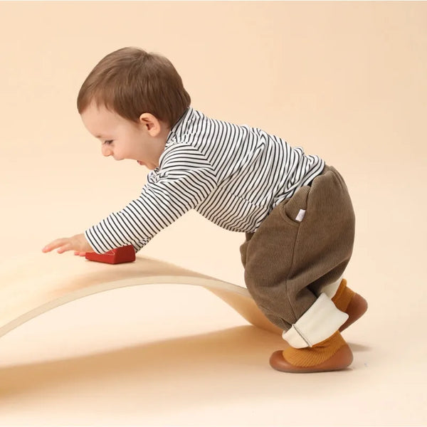 Bequeme Krabbelschuhe für Babys, rutschfest und wärmend, unterstützen die Entwicklung der kleinen Füße.