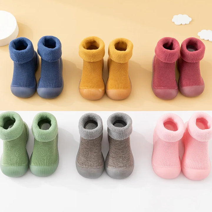 Lauflernschuhe für Kleinkinder, rutschfest und weich, bieten optimalen Halt bei den ersten Schritten.