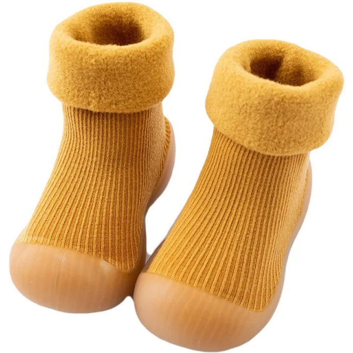 Flexible Kleinkind Sockenschuhe mit rutschfester Sohle, atmungsaktiv und warm, ideal für drinnen.