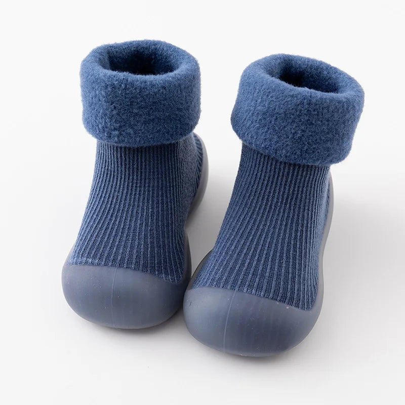 Detail der rutschfesten Sohle dieser Babyschuhe, für sicheren Stand und weniger Ausrutschen bei Kleinkindern.