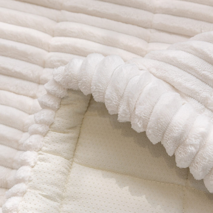 Stilvoller Sofaschutz aus Flanell, rutschfest, ideal für moderne Wohnzimmer und Tierbesitzer.