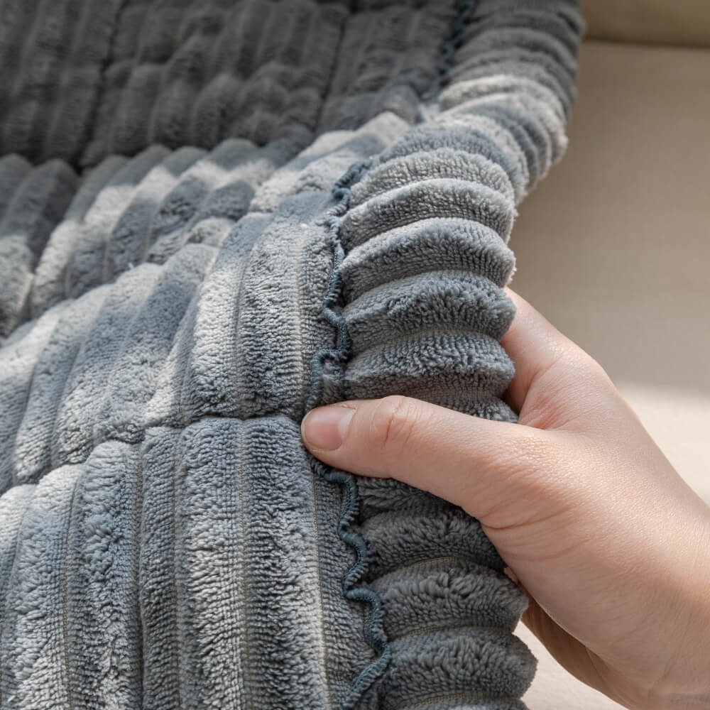 Stilvolle Schutzmatte aus Flanell, rutschfest, bietet Haustieren Komfort auf dem Sofa.