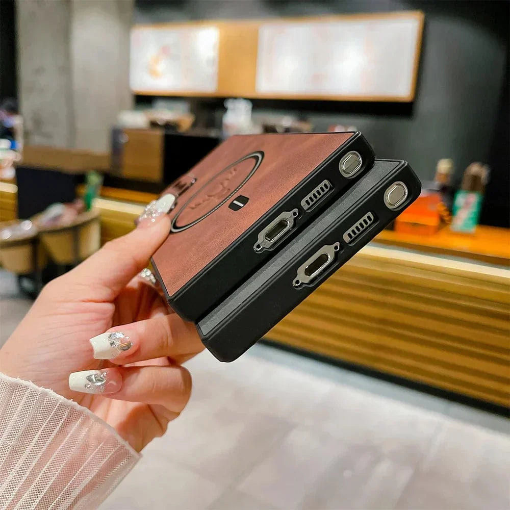 Nahaufnahme: Edle Samsung Lederhülle mit integrierter Magnetfunktion für kabelloses Laden.