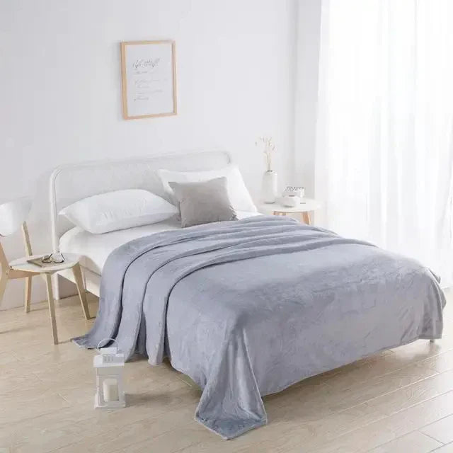 Vielseitige Samt-Kuscheldecke VelvetLux. Perfekt als Wohndecke oder stilvolle Geschenkidee.