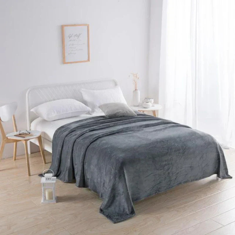 Samtdecke VelvetLux für Sofa und Bett. Gemütliche, hautfreundliche Wohndecke für Zuhause.
