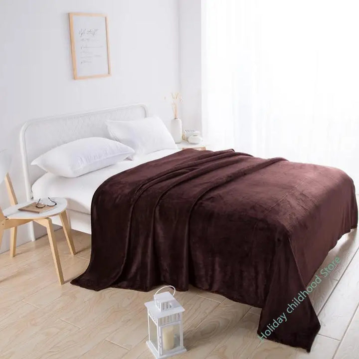 Warme VelvetLux Sofadecke aus Samt. Weich, flauschig und ideal für kalte Tage auf dem Sofa.