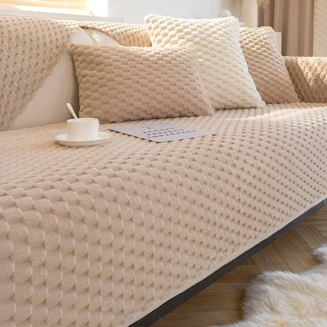 Samt-Sofabezug in Grau, schützt Ihr Sofa stilvoll vor Abnutzung. Luxuriöser Velour-Couchbezug für modernen Möbelschutz im Wohnzimmer.