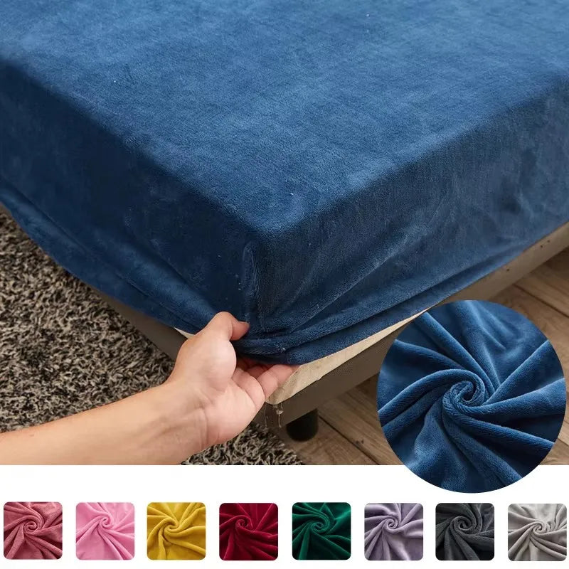 Samt Spannbettlaken in elegantem Grau, kuschelig und warm für optimalen Matratzenschutz im Schlafzimmer.