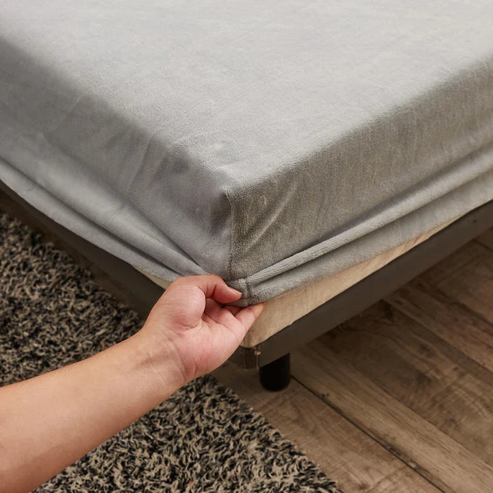 Heimtextil: Luxuriöses Samt Spannbettlaken, bringt Wärme und Eleganz ins Schlafzimmer.