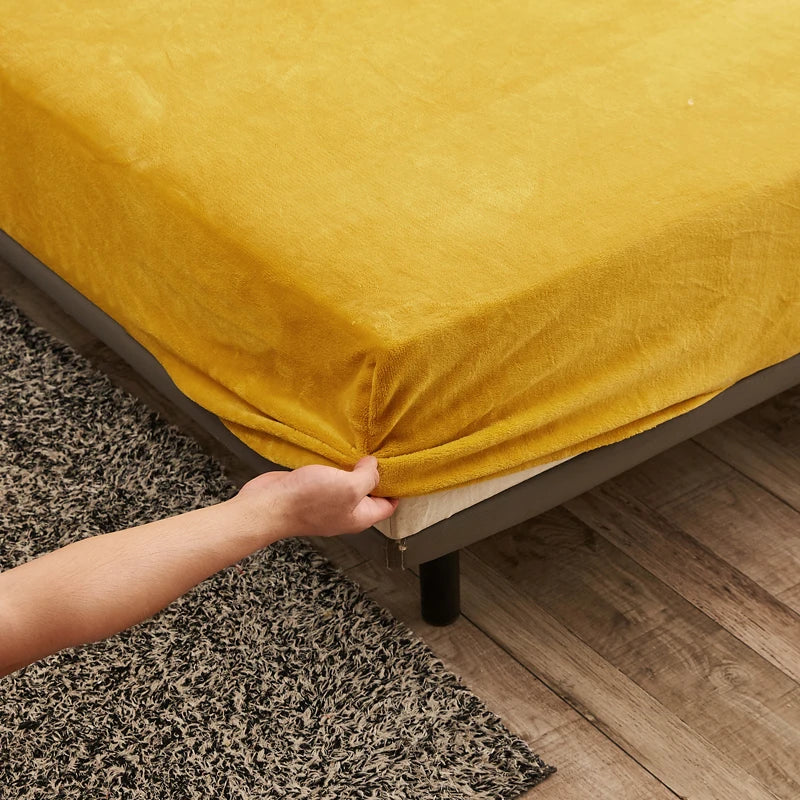 Samt Spannbettlaken in elegantem Beige, eine stilvolle und warme Ergänzung für jede Bettwäsche.