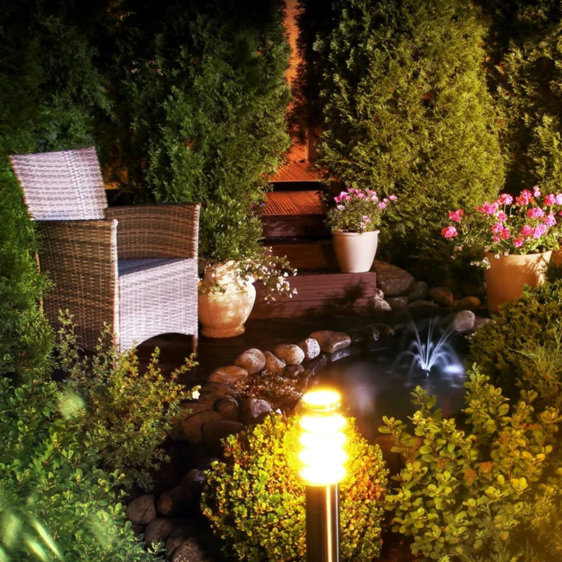 Robuste Sandsberg Gartenpumpe mit bunter LED-Beleuchtung, perfekt für Outdoor-Wasserspiele im Patio-Bereich.