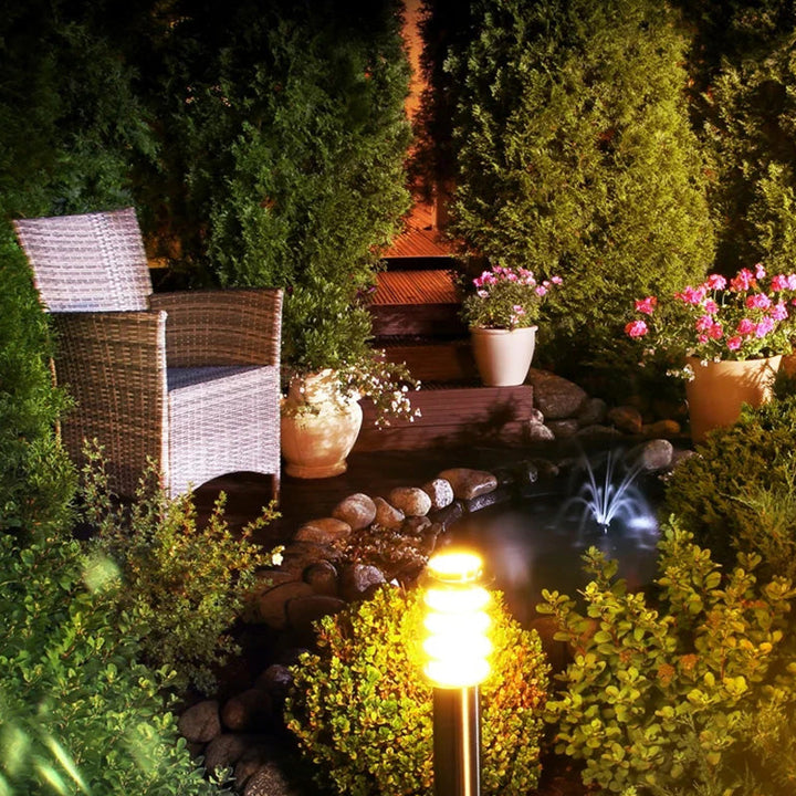 Robuste Sandsberg Gartenpumpe mit bunter LED-Beleuchtung, perfekt für Outdoor-Wasserspiele im Patio-Bereich.