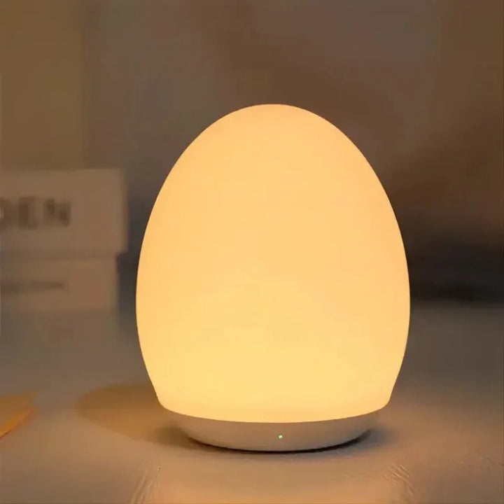 Sicheres LED Nachtlicht für Kinderzimmer, spendet sanftes, beruhigendes Licht und schafft entspannte Schlaf-Atmosphäre.