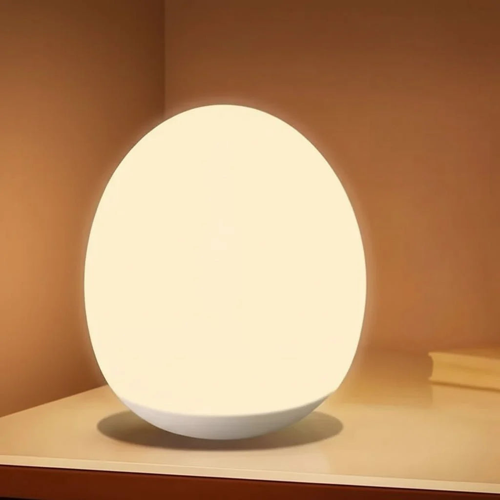 Akku-betriebenes LED Nachtlicht mit sanftem Licht, ideal als kabellose Tischlampe für gemütliche Entspannung im Raum.