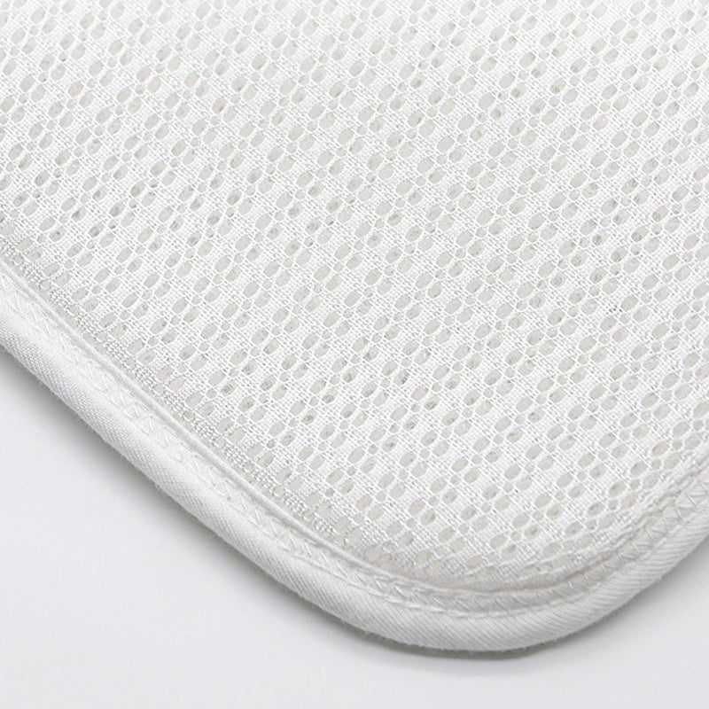 Nahaufnahme des SanftRuhe Babykissens: atmungsaktive Baumwolle & ergonomisches Design für Babyschlaf.