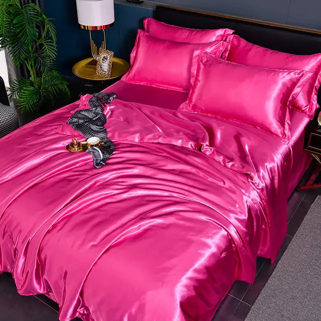 Geschmeidiger Satin-Bettbezug, atmungsaktiv & hautfreundlich. Ideal für ein elegantes Schlafzimmer-Ambiente.