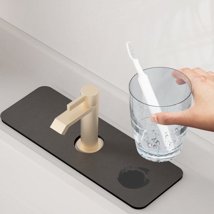 Umweltfreundliche Kieselgur Trockenmatte für Wasserhahn. Schnellsaugend, hält Küchen- & Badbereich sauber.