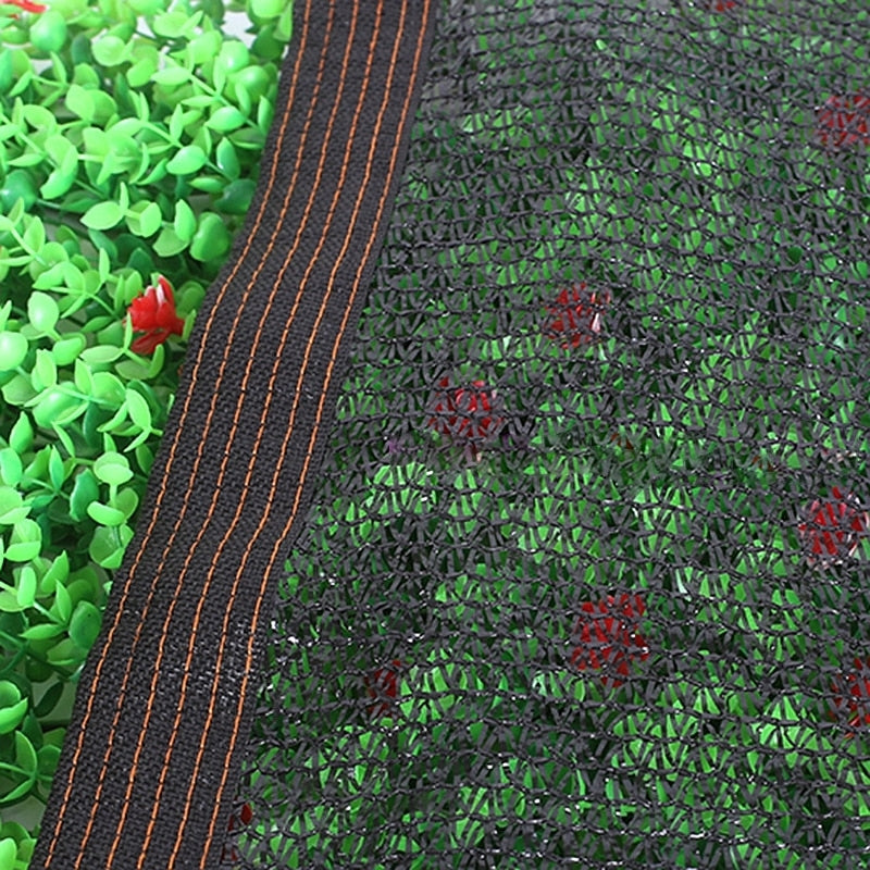 Grünes Schattiernetz als UV-Schutz und Hitzeschutz für Pflanzen und Menschen im Garten.